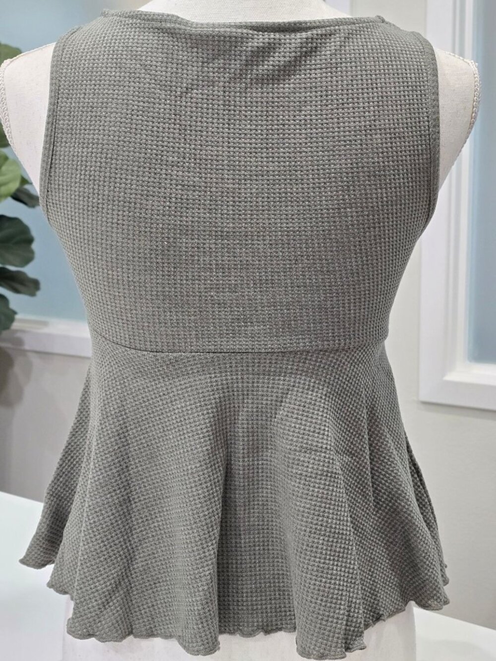 SHEIN ✦ Peplum Top ✦ Green Textured Sleeveless V‑Neck Flared Hem Stretch Knit XS - Picture 4 of 8
